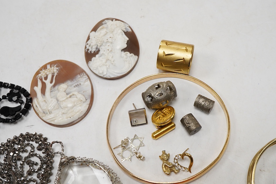 A collection of mixed costume and other jewellery, including unmounted cameo shells.